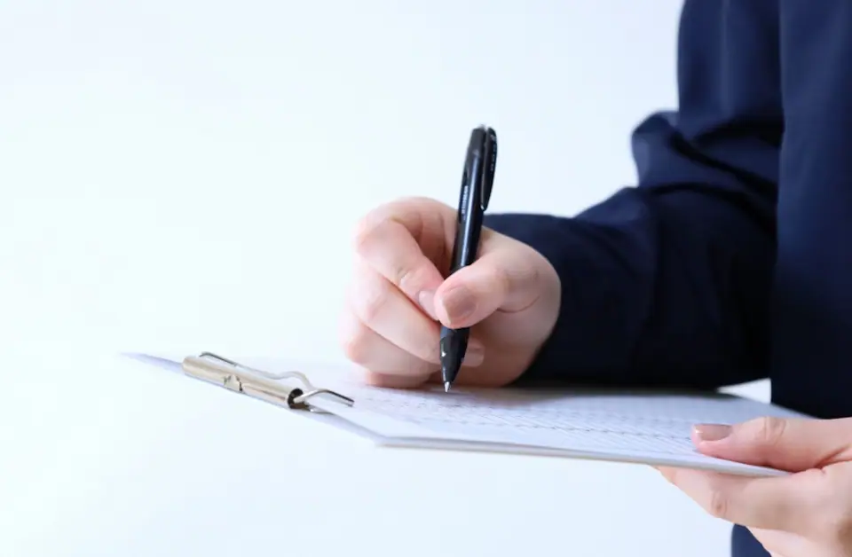 契約書への署名風景